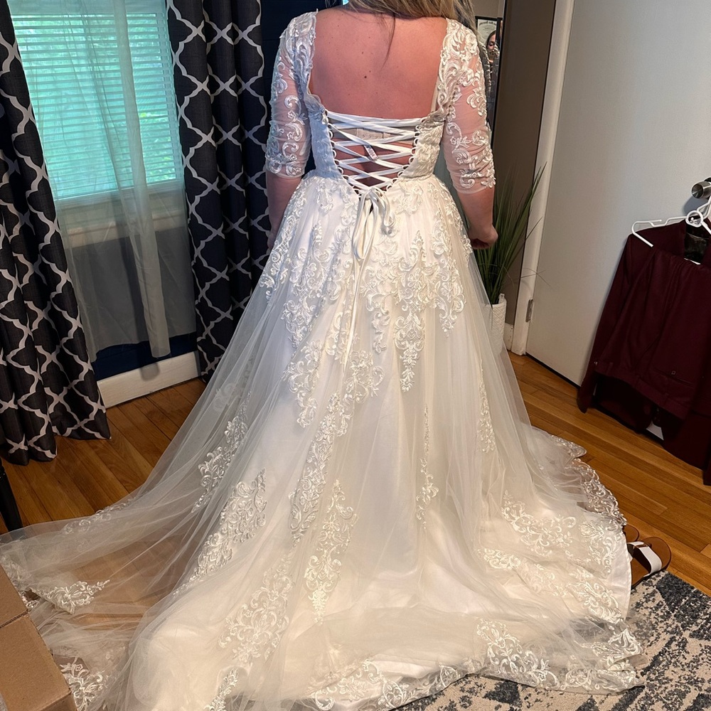 Elegant White Lace Wedding Dress